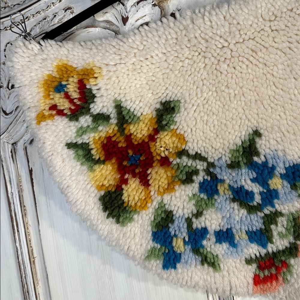 VINTAGE Floral Patterned Hand Hooked 1/2 Round  Rug - Picture 4 of 6